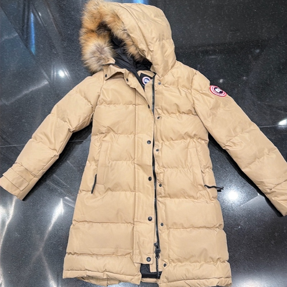 Canadá goose woman jacket new never use with tag size small beige
